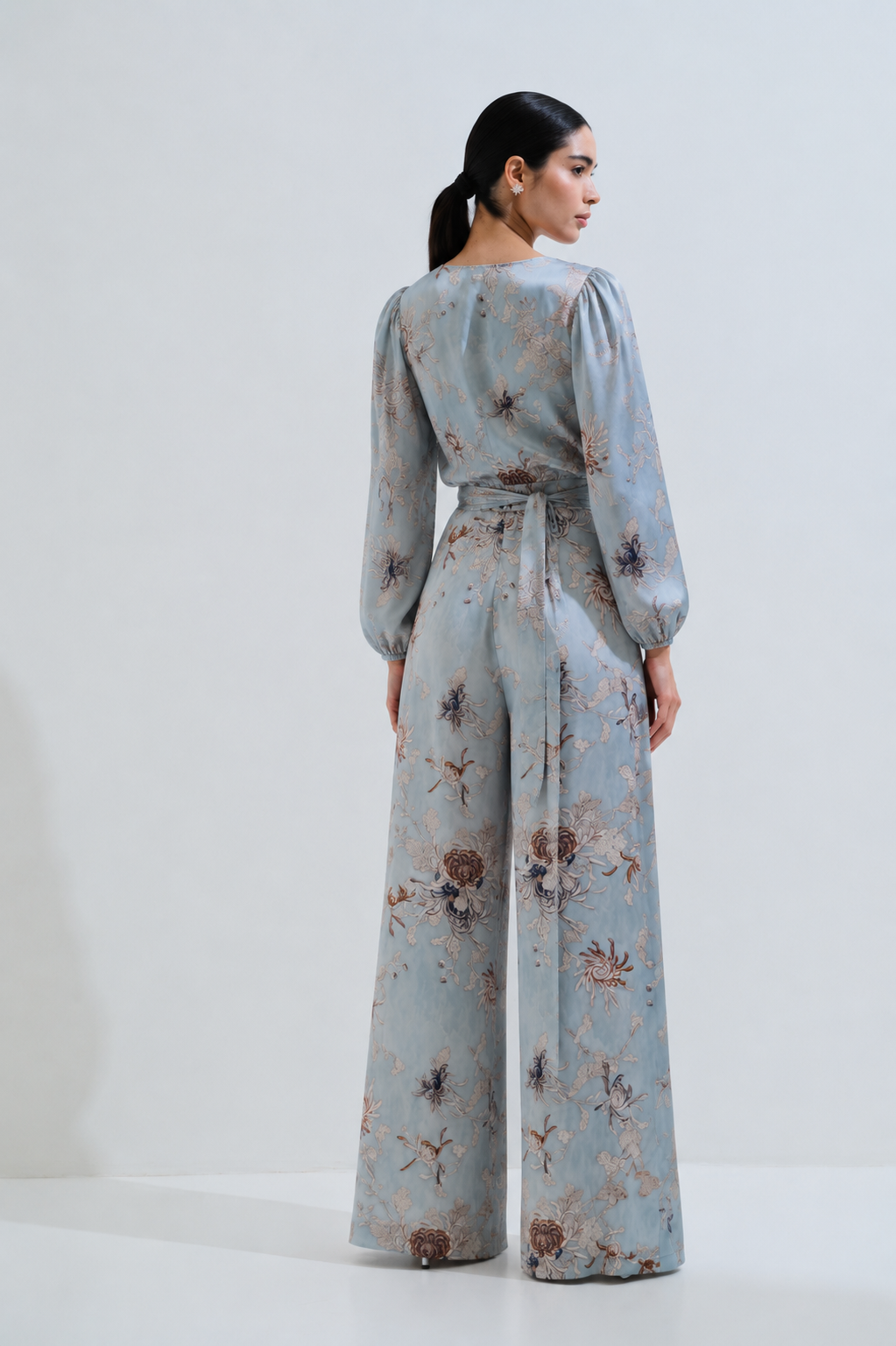 Blouse ties at the front 