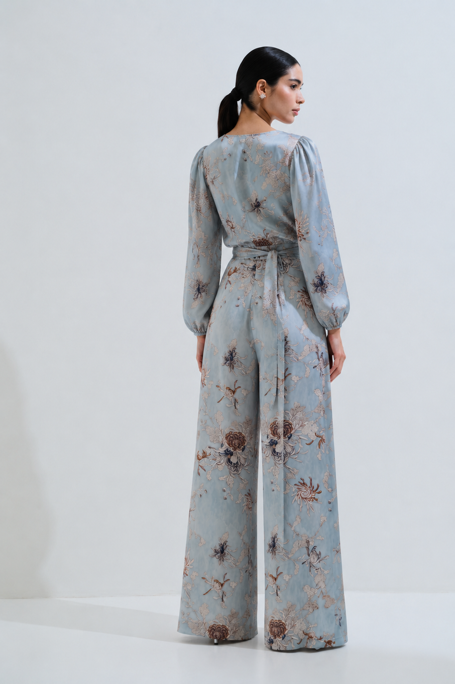 Blouse ties at the front 