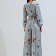 Blouse ties at the front 