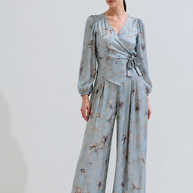 Blouse ties at the front 