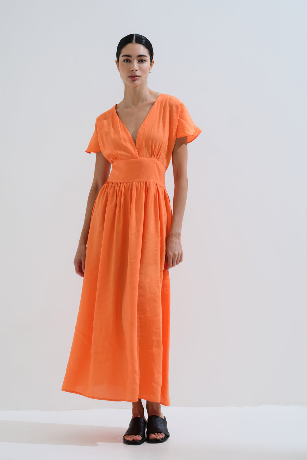 Φόρεμα μονόχρωμο με μανίκι midi