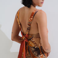 Φόρεμα εμπριμέ με δέσιμο πίσω