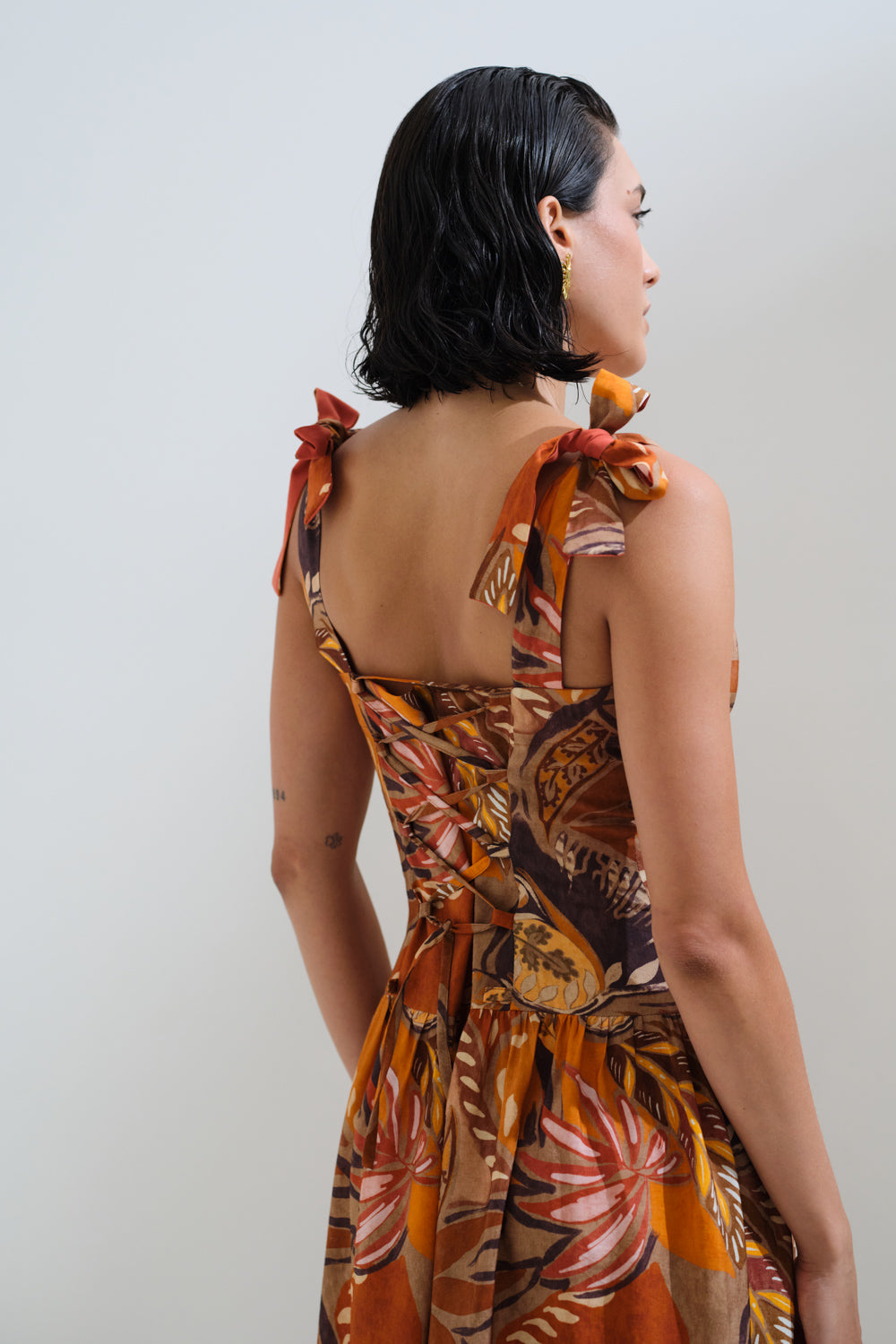 Φόρεμα εμπριμέ με δέσιμο τιράντα