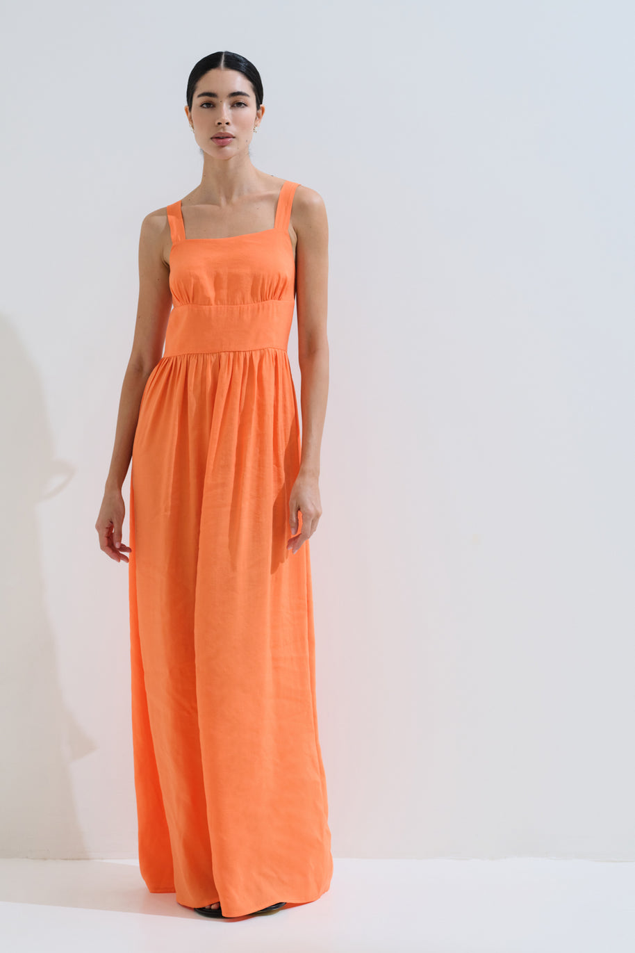 Φόρεμα μονόχρωμο με δέσιμο πίσω