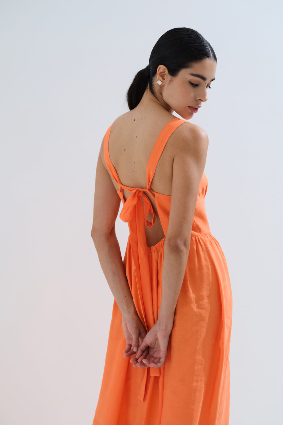 Φόρεμα μονόχρωμο με δέσιμο πίσω