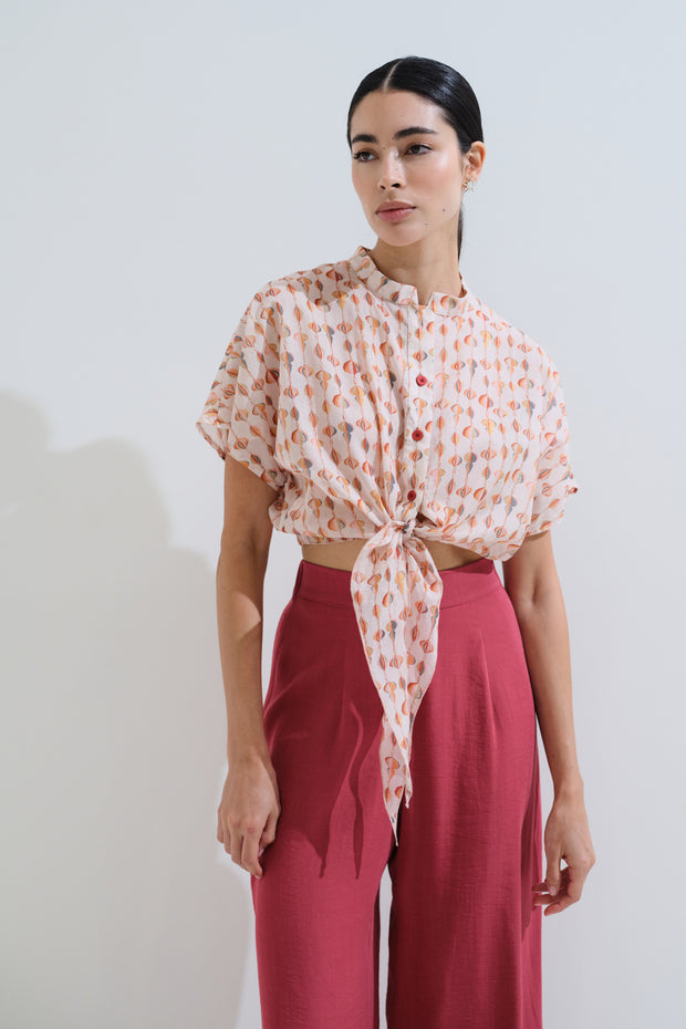 Μπλούζα εμπριμέ που δένει μπροστά