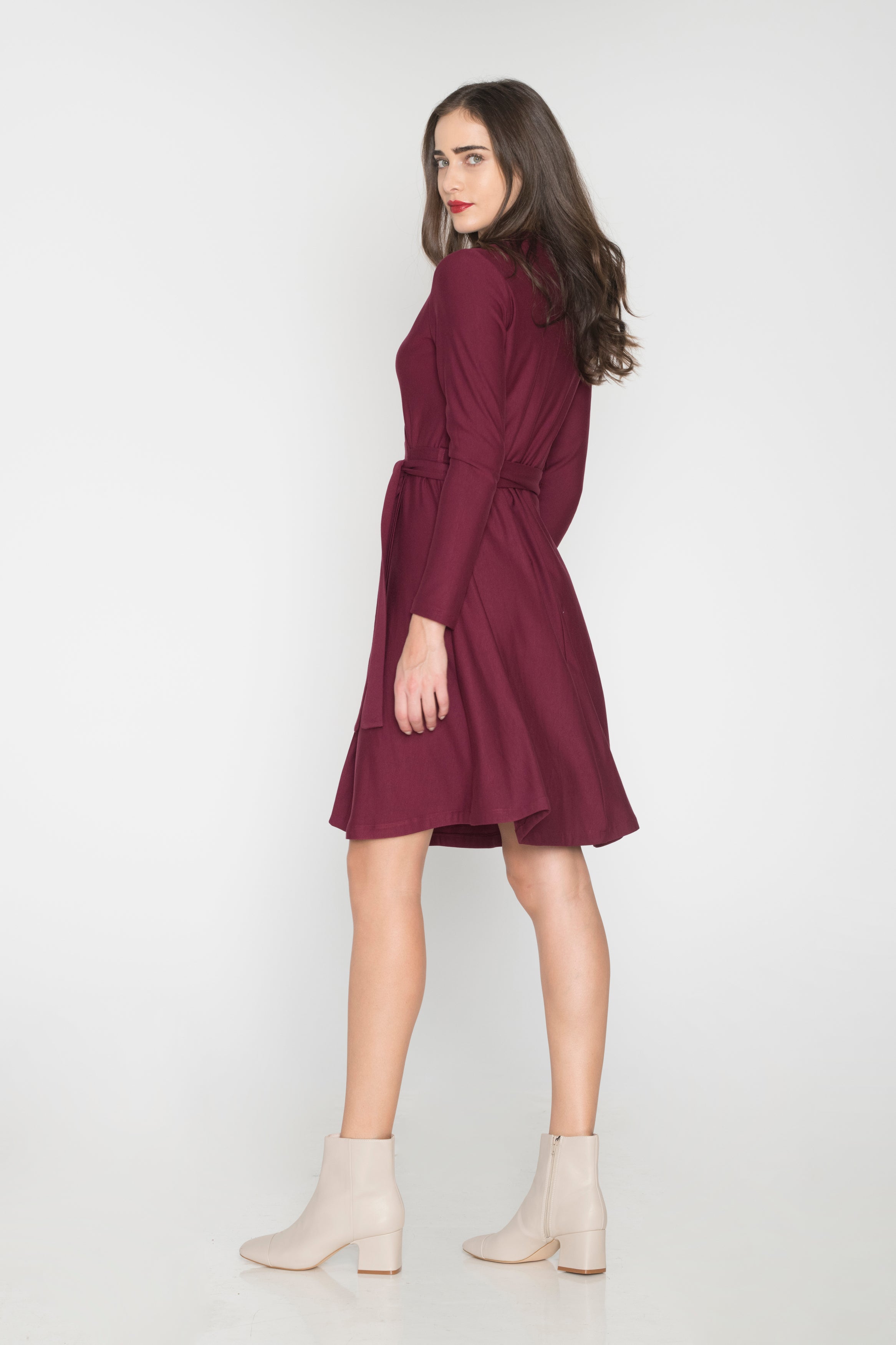 Φόρεμα με Ζώνη Στη Μέση